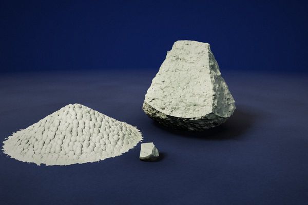 Zeolit: gri-yeşil gözenekli mineral kayası ve granül zeolit yığını